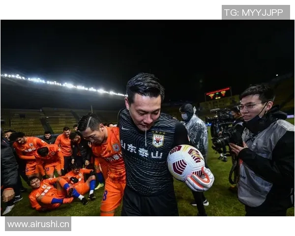 世界杯赛场风云再起 各大豪强激战正酣 谁将捧起梦寐以求的冠军奖杯 世界杯赛场风云再起 各大豪强激战正酣 谁将捧起梦寐以求的冠军奖杯